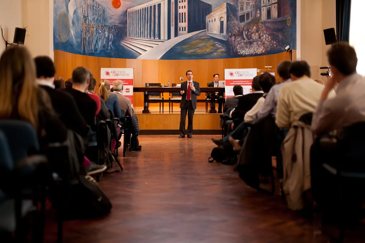 Jornada de Gestión y Deporte en el Salón Azul de la Facultad de Derecho